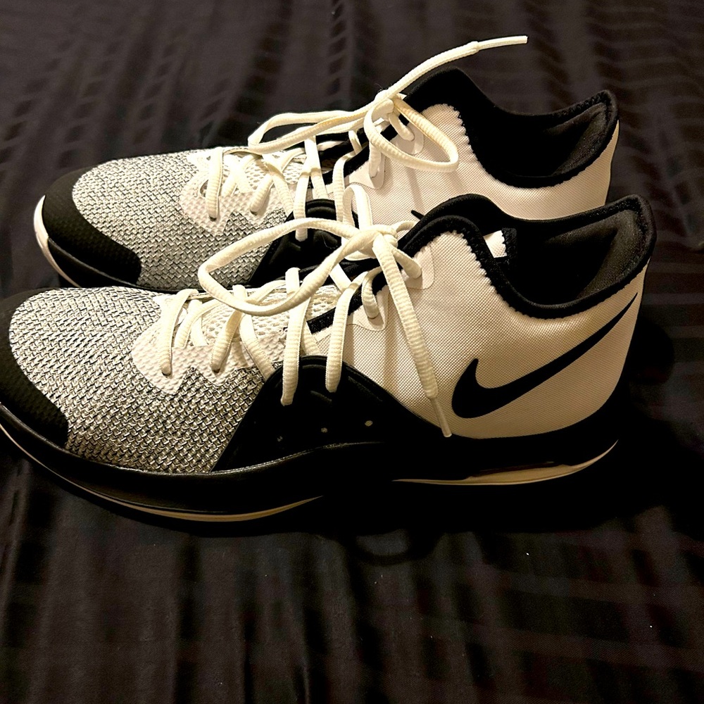 NEW. Nike Air Versitile |||